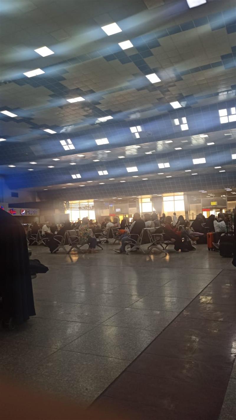 بالصور.. تكدس المسافرين وتعليق جميع الرحلات في مطار محافظة عراقية