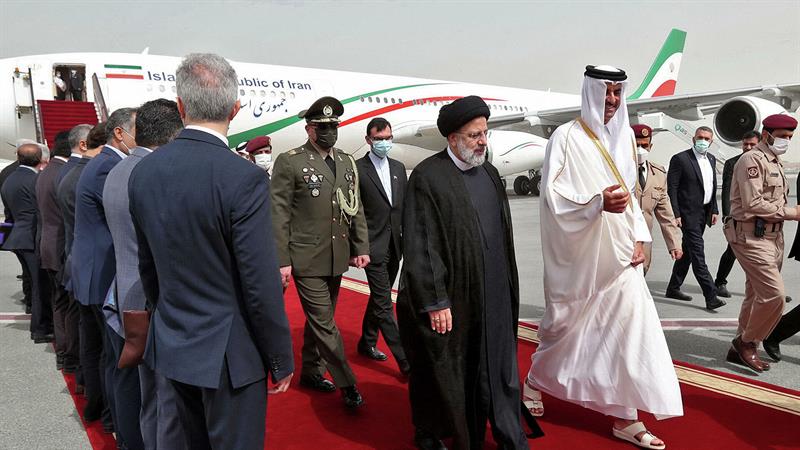 أمير قطر يستقبل رئيس إيران في أول زيارة له إلى دولة خليجية... صور