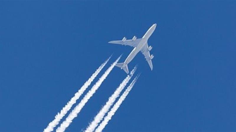 ما سر الخط الأبيض الذي يظهر خلف الطائرة في السماء؟