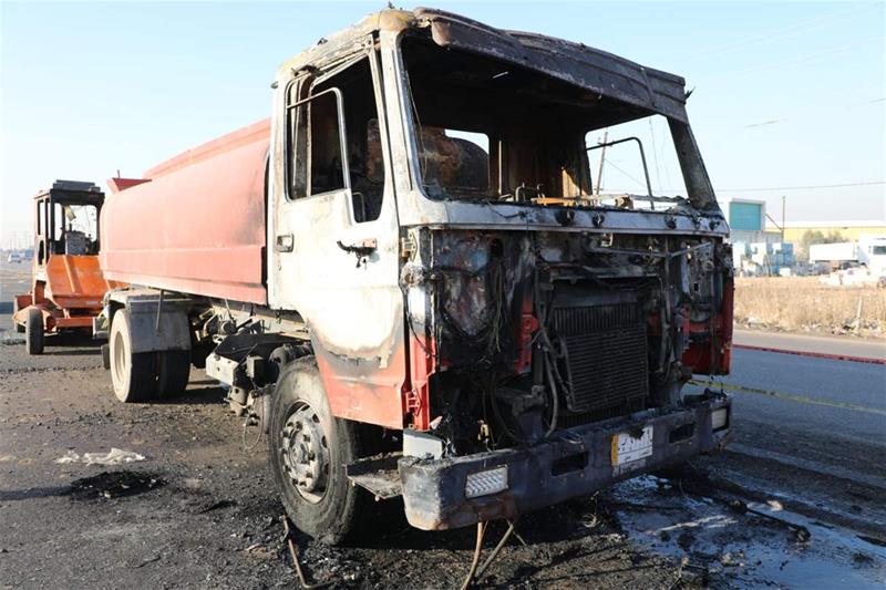 صور: مجهولون يحرقون آليات شركة منفذة لمشروع توسعة طريق بغداد - الكوت