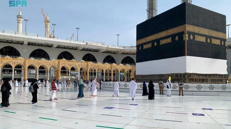 السعودية تعيد فرض إجراءات التباعد الاجتماعي للصلاة في المسجد الحرام