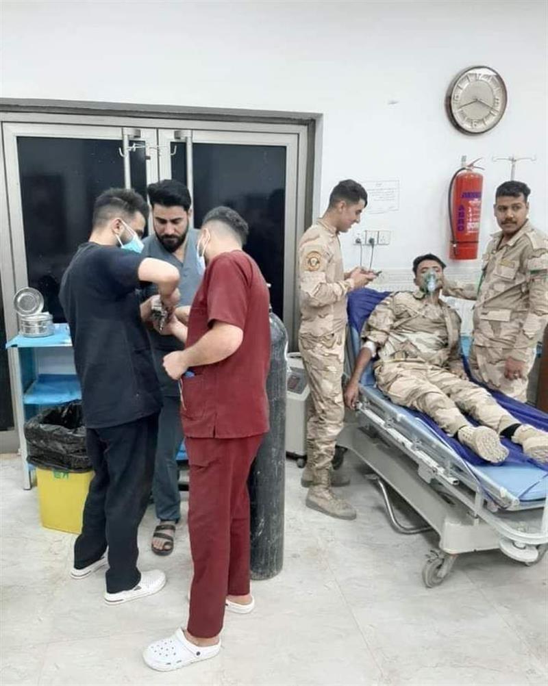 بالصور ..استمرار حالات الاختناق بين افراد الجيش العراقي نتيجة العاصفة الترابية