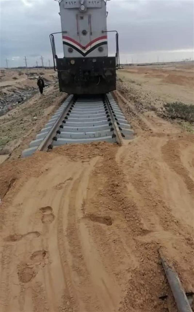 مصر: وضع أكوام من الرمل على سكة قطار.. من فعل ذلك وما السبب؟ (صورة)