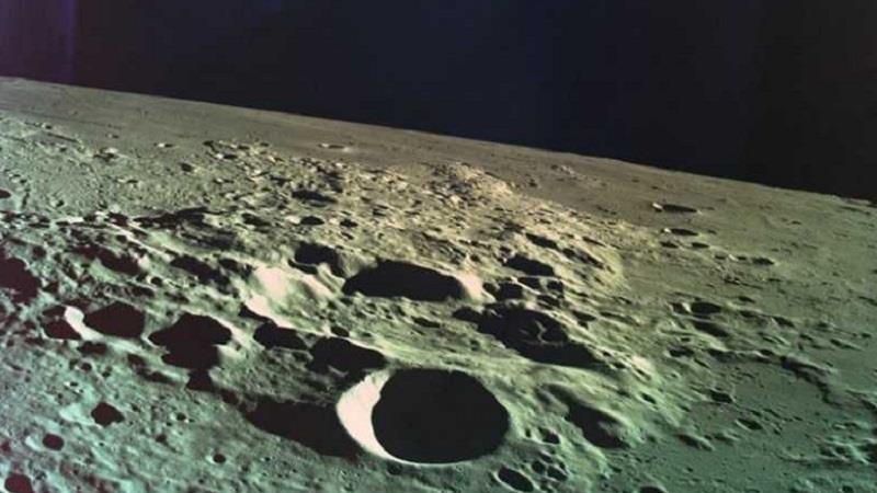 مركبة فضاء تحل لغز 'الكوخ الغامض' على سطح القمر