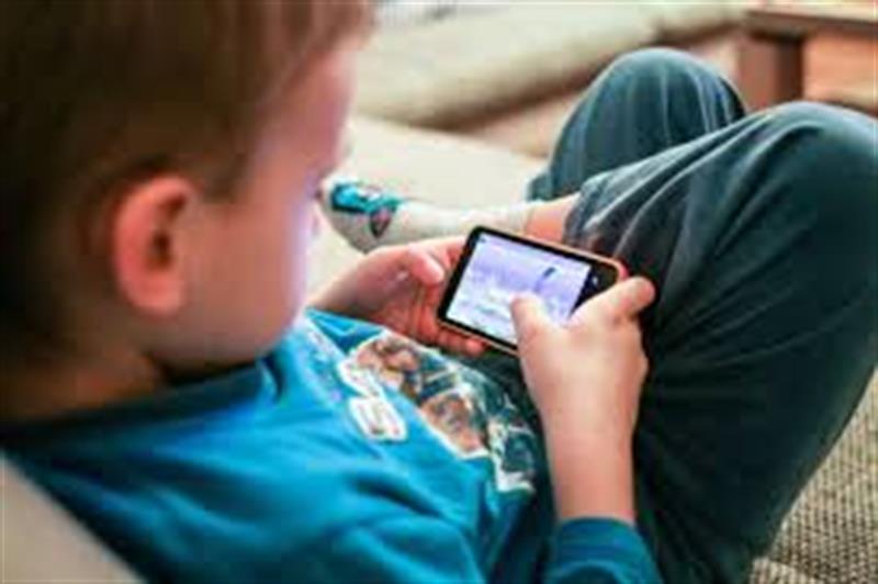 دراسة: تهدئة الأطفال من خلال الأجهزة الذكية يفقدهم قدرة ضرورية